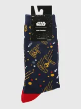 Calcetines de caña media color azul marino con estampado de naves TIE Fighter de Star Wars en amarillo, con detalles en rojo y blanco. Presentan talón y puntera en color rojo.