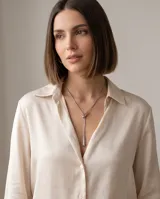Collar de acero quirúrgico estilo corbatero con diseño minimalista de gota deslizante.