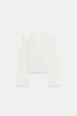 Top de encaje negro con cuello redondo, manga larga y hombreras incorporadas. Presenta un diseño de corte recto y cierre posterior.