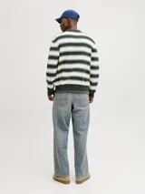 Polo tejido de manga larga con calce holgado, diseño a rayas horizontales en verde y blanco, cuello tipo polo con cierre de botones y puños acanalados.
