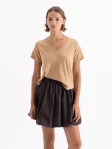 Remera de corte clásico con escote en V y mangas cortas, confeccionada en tejido de punto con textura natural.