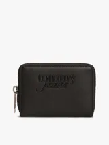 Billetera negra Tommy Jeans con acabado liso, cierre de cremallera perimetral y logo texturizado en relieve en la parte delantera.
