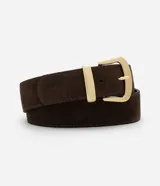 Cinturón femenino de cuero marrón con textura de gamuza, hebilla metálica dorada de formato redondeado y pasador metálico a juego.