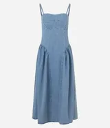 Vestido midi de jean color celeste, con escote recto, tirantes finos regulables, recortes estructurados en el busto y falda evasé amplia con frunces laterales.