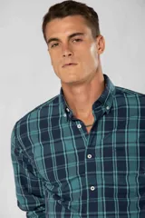 Camisa de manga larga con estampado de cuadros en tonos verde y azul marino, con cuello abotonado y bolsillo frontal con logo bordado.