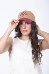 Gorro tipo gorra azul con visera curva y la letra 'U' bordada en el frente en color rojo con contorno blanco.