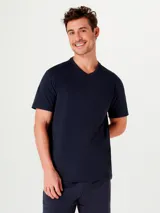 Camiseta de manga corta azul marino con cuello en V y logo bordado en el pecho.