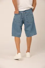 Bermuda de jean celeste con corte amplio, bolsillos laterales y traseros con costuras reforzadas.