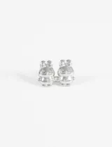 Pin metálico plateado con forma de dos conejos abrazados.