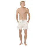 Short de baño beige con estampado de soles y palmeras en tonos naranja y azul. Tiene cintura elástica con cordón ajustable y un pequeño logo de la marca en la pierna derecha.