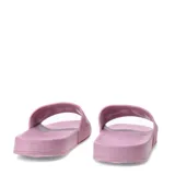 Sandalia de goma rosada con el logo de Umbro en relieve en la tira.