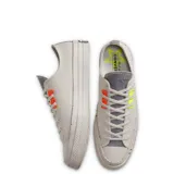 Championes Converse Renew Chuck 70 color beige con detalles en gris y verde flúor.