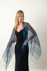 Chal color champagne de organza y lurex con flecos en el borde.