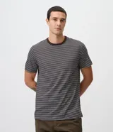 Remera masculina confeccionada en algodón peruano, con diseño de rayas horizontales, cuello redondo oscuro en contraste y mangas cortas.