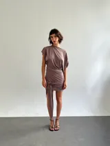 Vestido corto de microtul color marrón, con diseño drapeado y pieza delantera para anudar que permite múltiples posiciones de escote.