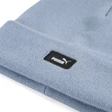 Gorro tipo beanie de punto en color celeste, con diseño de corona media y parche rectangular negro con el logo de la marca en el frente.