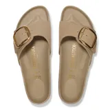 Sandalias Birkenstock modelo Madrid Big Buckle, color marrón tabaco, con una sola tira ancha ajustable mediante una hebilla grande de metal dorado. Presenta plantilla anatómica de corcho y suela de goma negra.