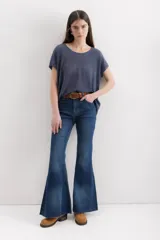 Pantalón de jean azul oscuro, de corte acampanado y tiro alto.