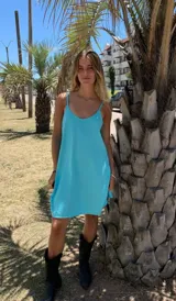 Vestido corto color celeste, de breteles finos y corte suelto.