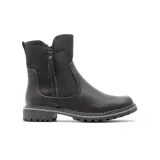 Bota corta de estilo casual, confeccionada en cuero sintético negro con textura granulada. Presenta un diseño de caña media con cierre lateral funcional y suela de goma dentada con detalle de costura visible en el borde.