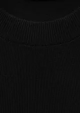 Jersey básico de tejido de punto fino color negro, de corte entallado y diseño recto, con cuello redondo y manga corta.