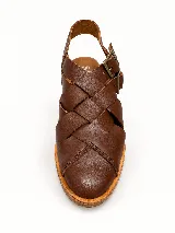 Sandalias cerradas de cuero color gris claro, con diseño de tiras anchas entrelazadas, hebillas metálicas laterales y suela plana de madera.