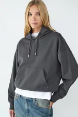 Buzo con capucha ajustable mediante cordón y bolsillo tipo canguro. Presenta mangas largas, puños y ruedo acanalados.