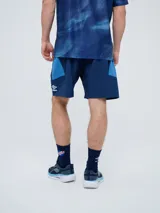 Short de entrenamiento Umbro del Club Nacional de Football, color bordó, de corte deportivo y tejido ligero de secado rápido.