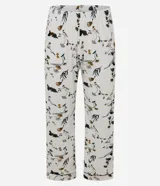 Pijama largo de dos piezas confeccionado en viscolycra. La blusa es de manga larga con cuello redondo y detalle de bies contrastante en el borde. El pantalón presenta un estampado floral y cintura elástica.