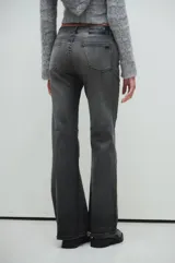 Pantalón bootcut de tiro medio, calce slim desde la cintura hasta la rodilla y largo que se extiende por el calzado.