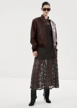 Chaqueta estilo bomber de poliuretano con acabado símil cuero en color bordó. Cuenta con cierre frontal, cuello alto y puños y dobladillo de canalé elástico.
