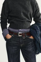 Jersey de punto con cuello redondo y manga larga, con acabados en rib ancho a tono y bajo asimétrico.