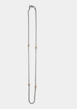 Cadena plateada de acero quirúrgico hipoalergénico con eslabones tipo tourbillón.