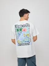 Remera oversize color verde claro, de manga corta, con estampa en el pecho y etiqueta cosida en el borde inferior.