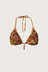 Top de bikini triangular con estampado de efecto piel de serpiente en tonos marrones y dorados, con delicados bordados de cuentas oscuras y detalle de flecos metálicos colgando en el centro.