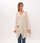 Ruana color crema tejida de punto en algodón.