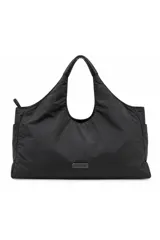 Cartera tipo shopper de Daniel Cassin en color negro, confeccionada en material textil, de diseño amplio con asas integradas y detalle de aplique metálico frontal con el logo de la marca.