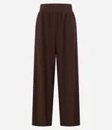 Pantalón deportivo de corte recto y holgado, color marrón, con cintura ancha elástica y pliegues frontales.