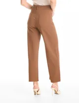 Pantalón wide leg de tiro alto, color marrón, con pretina con pasadores, cierre frontal con botón y bolsillos delanteros y traseros.