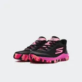 Championes Skechers Viper Court Pro, diseñados para alto rendimiento en cancha. Presentan un diseño en color negro con detalles en fucsia vibrante en la lengüeta y la suela. Cuentan con tecnología Arch Fit para soporte de arco y suela Goodyear Gold para mayor tracción y estabilidad.