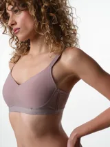 Soutien Lavender de microfibra en color malva, con copas preformadas sin aro y banda elástica inferior. Presenta breteles ajustables y cierre posterior de broche.
