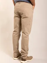 Pantalón de sarga color beige, de corte recto y cinco bolsillos.