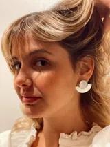 Aros tipo caravana de alpaca con aplique circular de nácar.