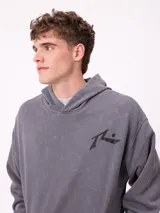 Canguro con capucha de calce holgado, color azul con efecto lavado. Presenta bolsillo frontal tipo canguro, logo de la marca estampado en el pecho y etiqueta pequeña en el ruedo.