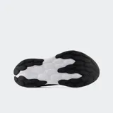 Championes New Balance modelo 520 diseñados para running, con tecnología Fresh Foam en la entresuela para mayor amortiguación. Cuentan con una capellada de malla transpirable color negro y detalles en tono oro rosa en el logo 'N' y el talón.