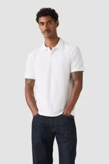 Remera polo Levi's modelo Icon, color blanco, de manga corta, con cuello camisero y cierre frontal de botones.