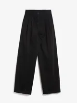 Pantalón negro de corte ancho, con pinzas en la cintura y bolsillos laterales.