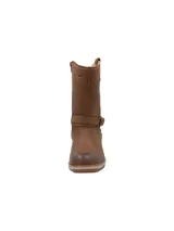 Bota de caña media estilo texano confeccionada en cuero color café, con detalles de costuras decorativas en la parte superior y una tira con hebilla metálica ajustable en el tobillo. Cuenta con suela de goma con tecnología de amortiguación y taco cuadrado.