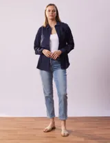 Camisa color verde oliva de lyocell, marca Cyrus. Tiene cuello con solapa, abertura central con botones, mangas 3/4 regulables con presilla y botón, y dos bolsillos delanteros aplicados.