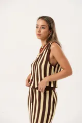 Chaleco tejido a rayas verticales color chocolate y amarillo, con escote en V y cierre con ganchitos.